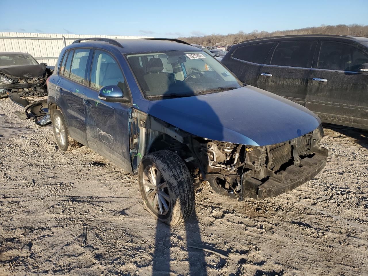 2017 Volkswagen Tiguan VIN WVGBV7AX7HK051036 Copart auction photo, front end / side damage thumbnail 4