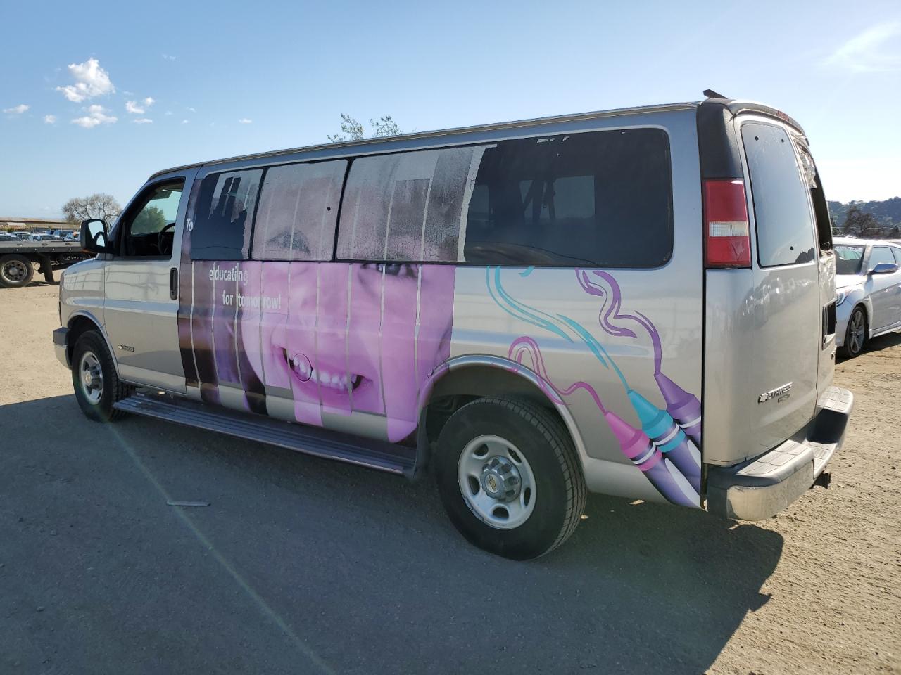 2005 Chevrolet Express VIN 1GAHG39U851114716 Copart auction photo, minor dent/scratches damage thumbnail 2