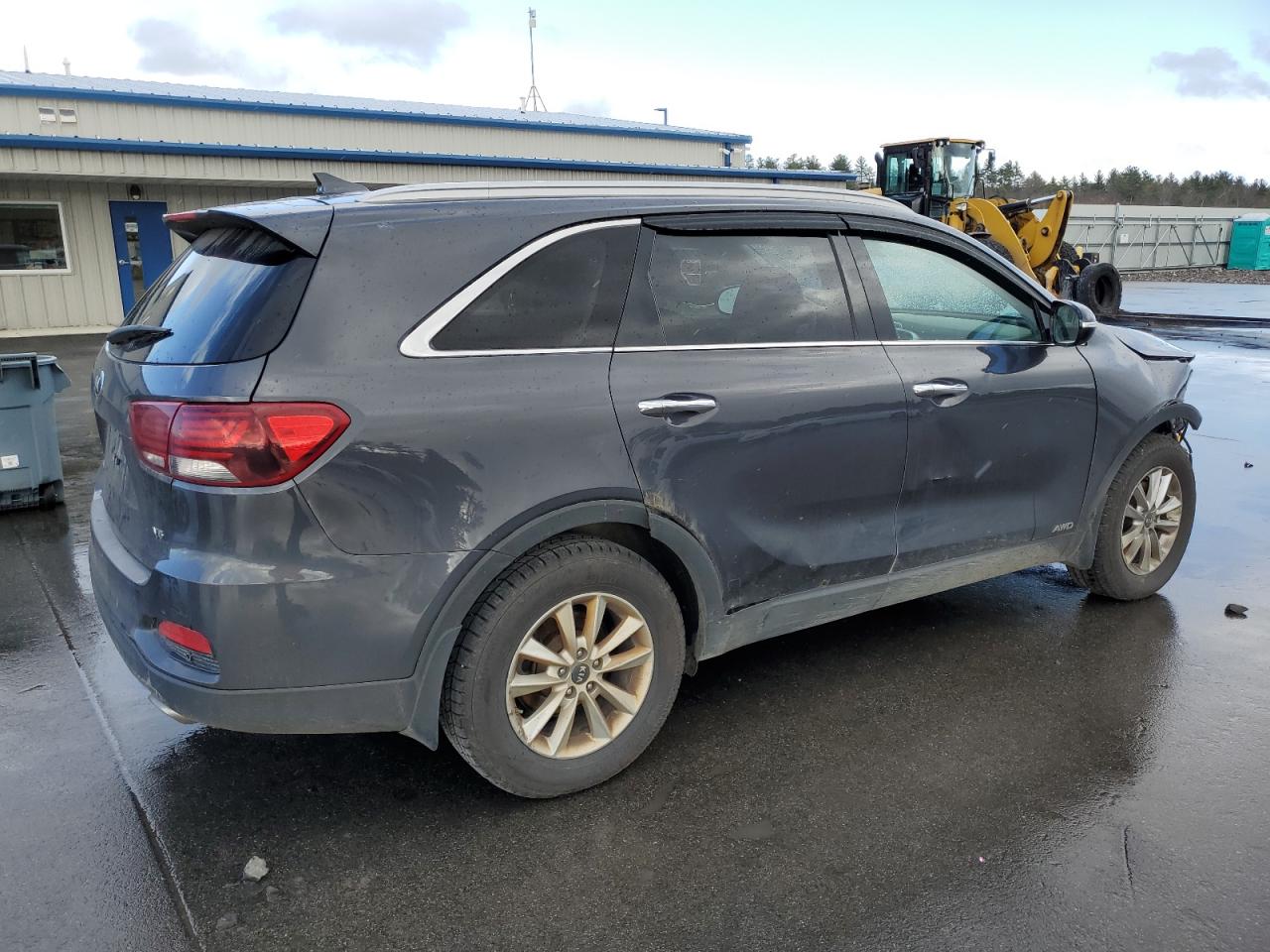 2019 KIA Sorento VIN 5XYPGDA56KG463186 Copart auction photo, front end / side damage thumbnail 3