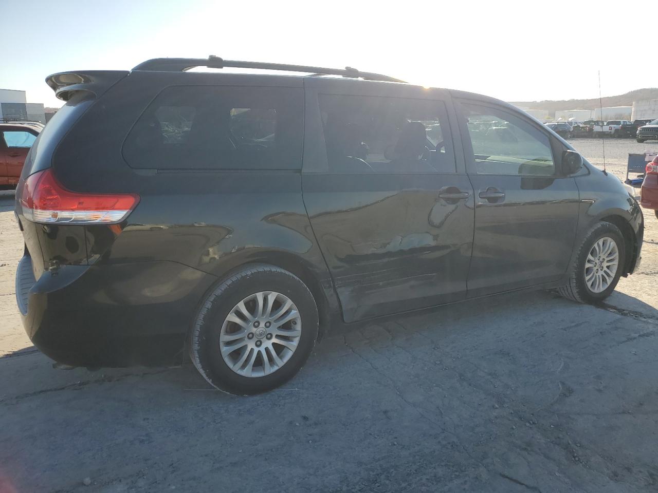 2013 Toyota Sienna VIN 5TDYK3DC3DS365519 Copart auction photo, side / minor dent/scratches damage thumbnail 3