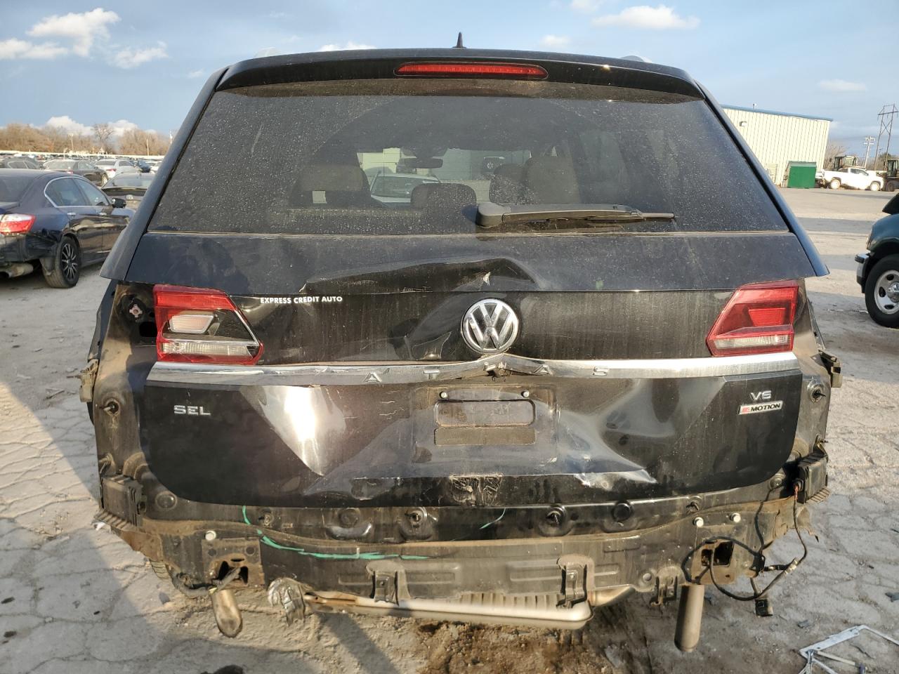 2018 Volkswagen Atlas VIN 1V2MR2CA0JC500438 Copart auction photo, rear end / minor dent/scratches damage thumbnail 6