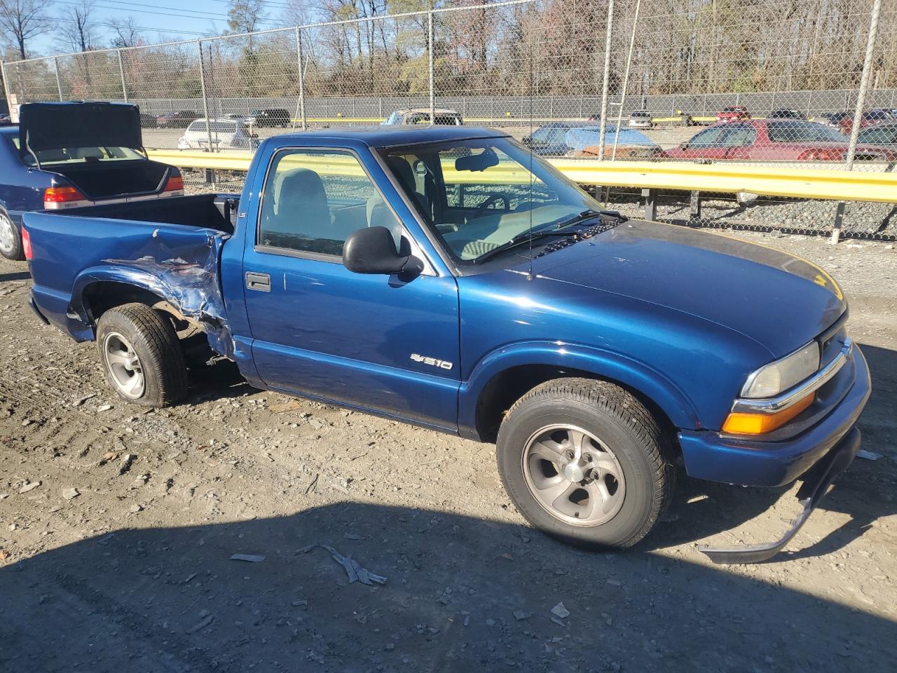 1998 Chevrolet S-10 Pickup VIN 1GCCS1445WK239499 Copart auction photo, side / front end damage thumbnail 4