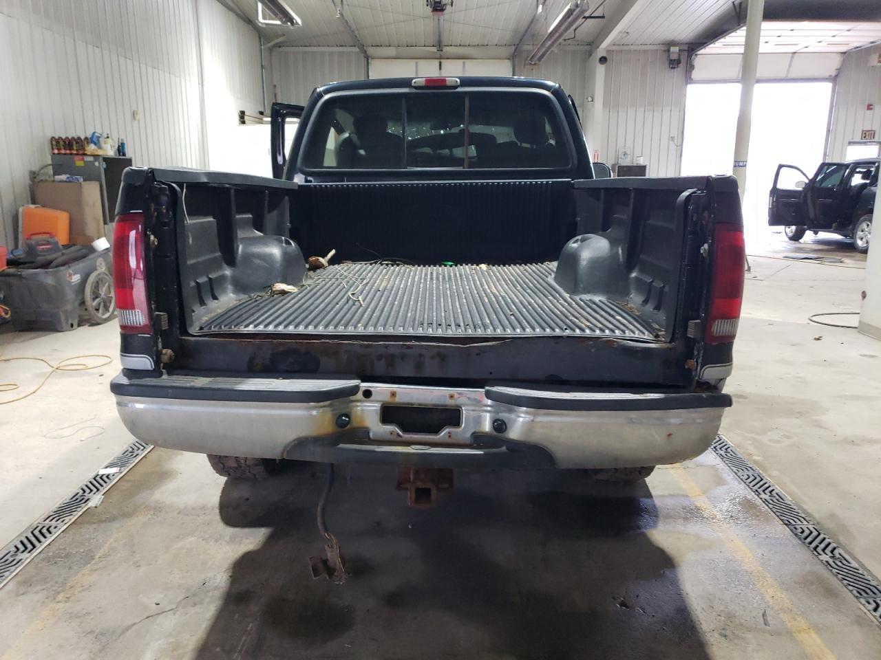 2003 Ford F250 VIN 1FTNX21P33EC45388 Copart auction photo, side / front end damage thumbnail 6