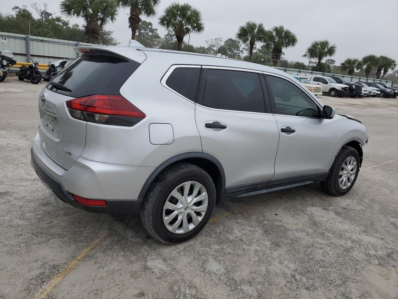 2018 Nissan Rogue VIN KNMAT2MV3JP522739 Copart auction photo, front end / minor dent/scratches damage thumbnail 3