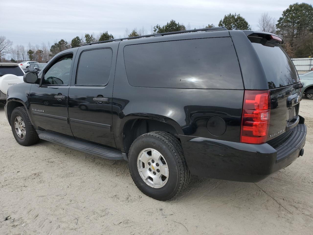 2010 Chevrolet Suburban VIN 1GNUKHE39AR245154 Copart auction photo, minor dent/scratches damage thumbnail 2