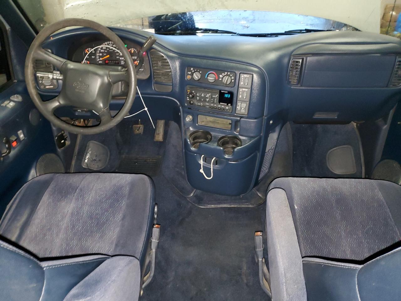 2000 Chevrolet Astro VIN 1GNEL19W5YB177144 Copart auction photo, front end / side damage thumbnail 8