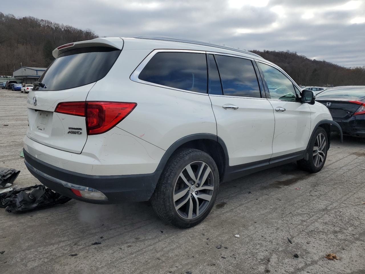 2017 Honda Pilot VIN 5FNYF6H94HB019526 Copart auction photo, front end damage thumbnail 3