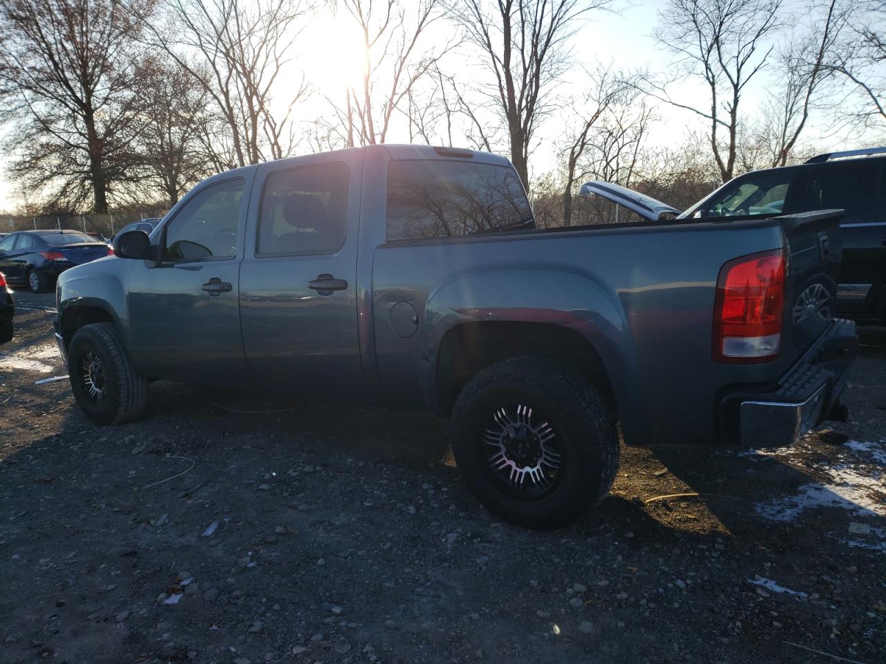 2007 GMC Sierra VIN 2GTEC13J371683043 Copart auction photo, side / minor dent/scratches damage thumbnail 2