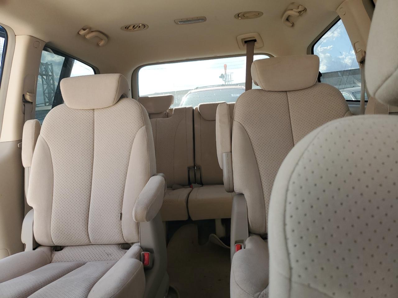 2007 Hyundai Entourage VIN KNDMC233676028645 Copart auction photo, front end damage thumbnail 10