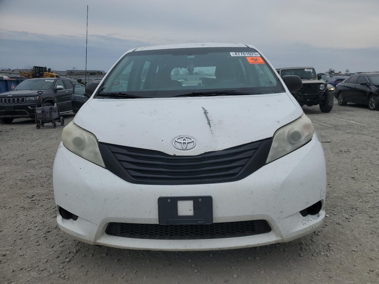 2014 Toyota Sienna VIN 5TDZK3DC1ES492128 Copart auction photo, front end / minor dent/scratches damage thumbnail 5