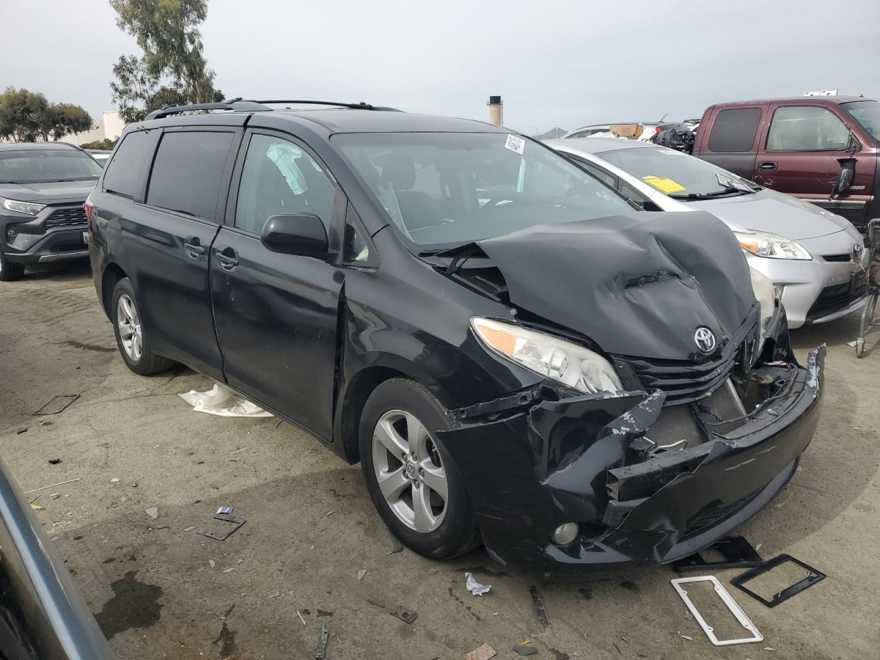 2015 Toyota Sienna VIN 5TDKK3DC1FS686287 Copart auction photo, front end damage thumbnail 4