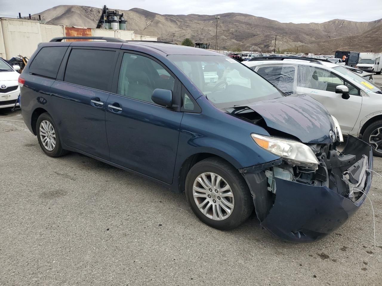 2011 Toyota Sienna VIN 5TDYK3DC9BS126733 Copart auction photo, front end damage thumbnail 4