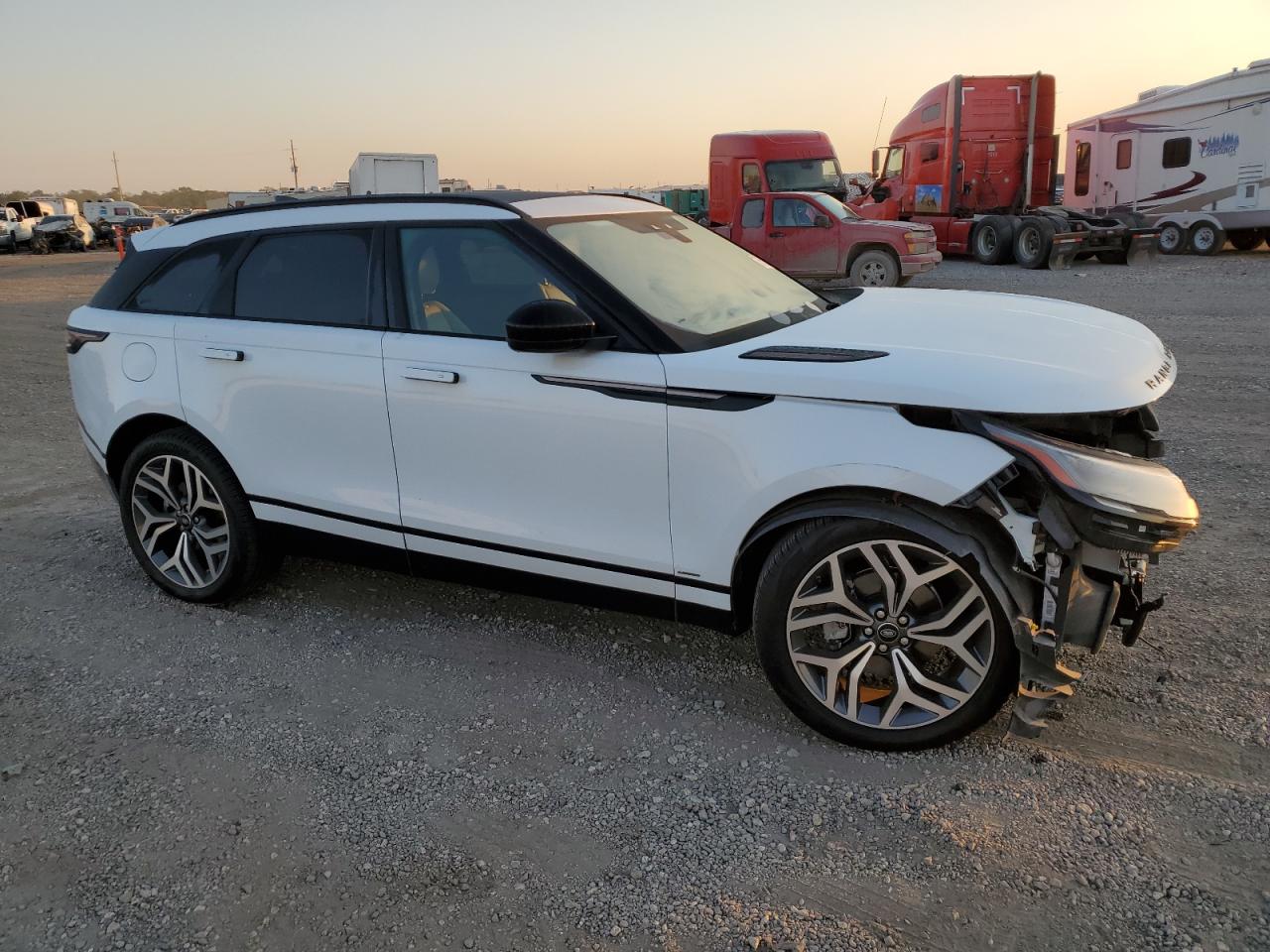 2019 Land Rover Range Rover VIN SALYL2EX2KA793836 Copart auction photo, front end / undercarriage damage thumbnail 4