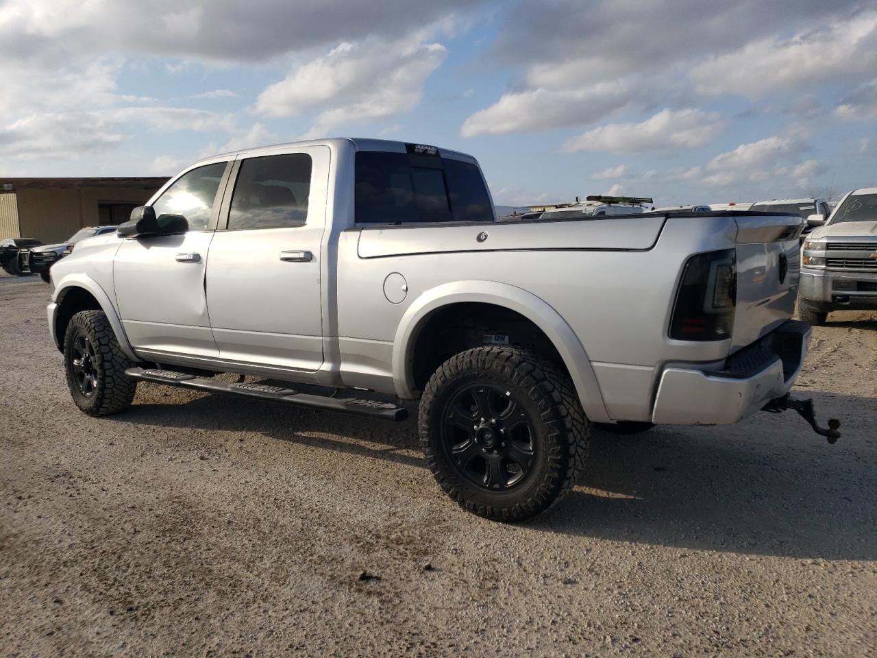 2017 RAM 2500 VIN 3C6UR5FL8HG586175 Copart auction photo, side / minor dent/scratches damage thumbnail 2