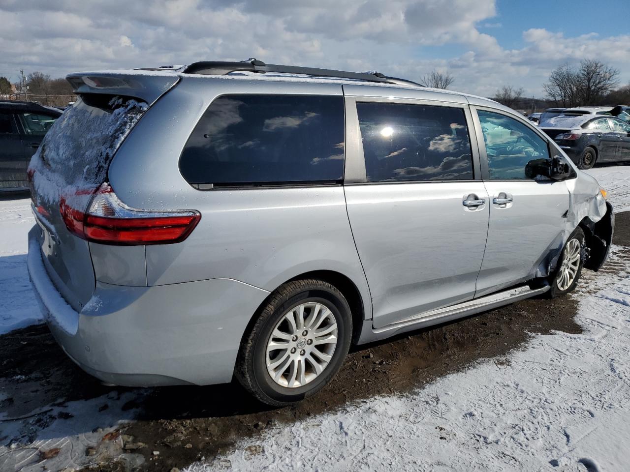 2017 Toyota Sienna VIN 5TDYZ3DC2HS815226 Copart auction photo, front end / side damage thumbnail 3