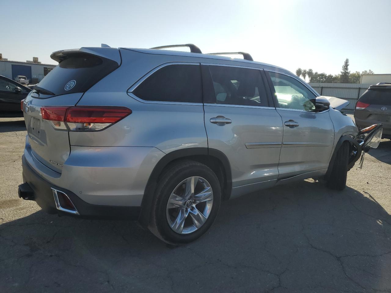 2019 Toyota Highlander VIN 5TDDZRFH9KS920170 Copart auction photo, front end damage thumbnail 3