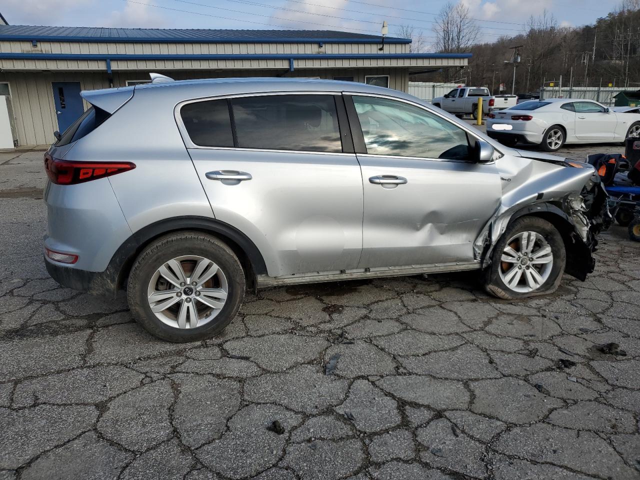 2018 KIA Sportage VIN KNDPMCAC9J7346134 Copart auction photo, front end / side damage thumbnail 3