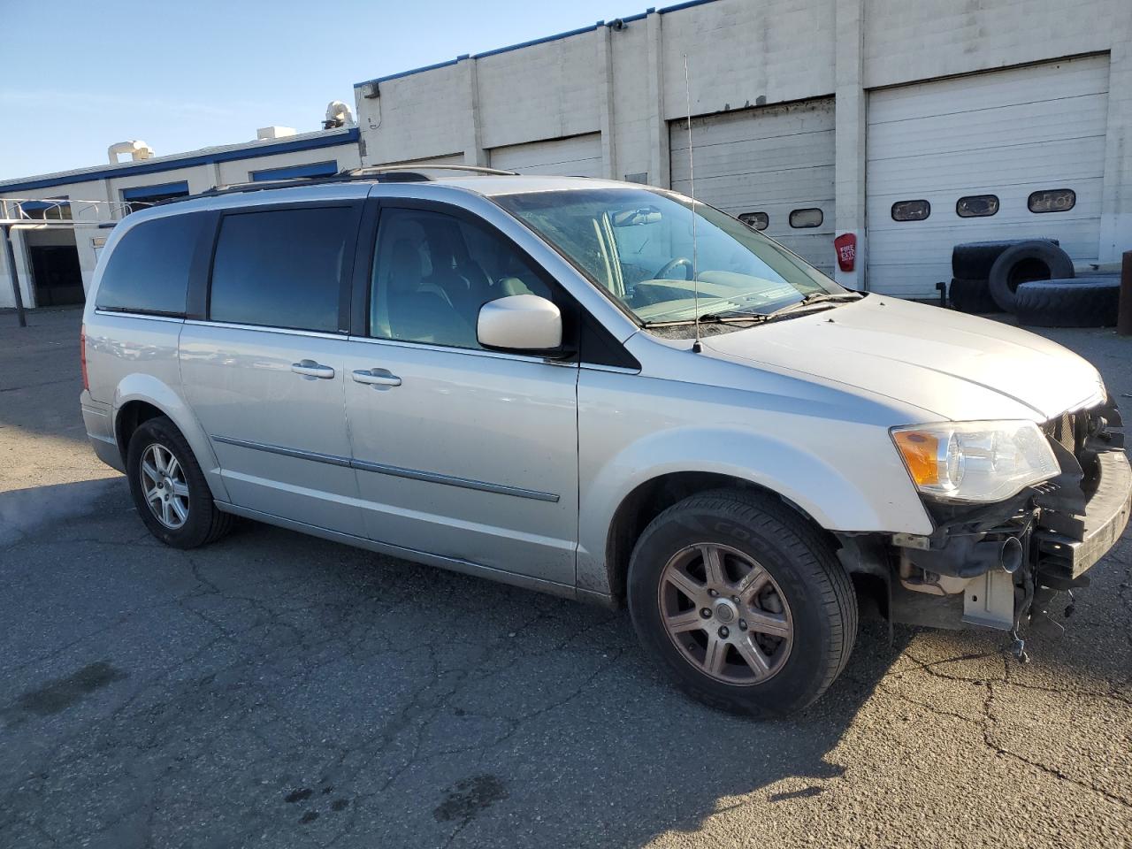 2009 Chrysler Town & Country VIN 2A8HR54169R568662 Copart auction photo, front end damage thumbnail 4