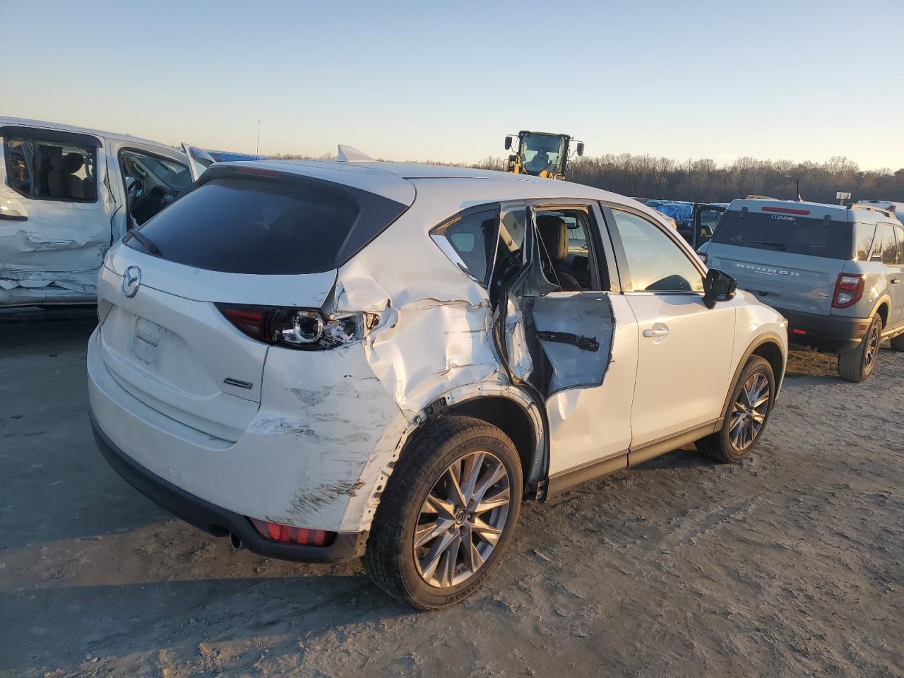 2019 Mazda CX-5 VIN JM3KFBDMXK1556031 Copart auction photo, rear end damage thumbnail 3