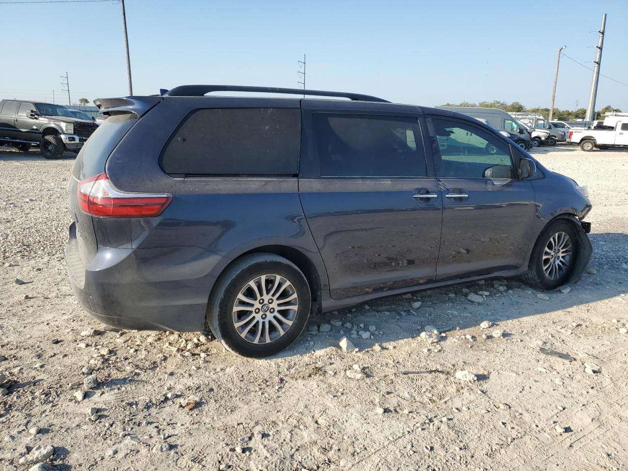2019 Toyota Sienna VIN 5TDYZ3DC6KS015200 Copart auction photo, front end / side damage thumbnail 3