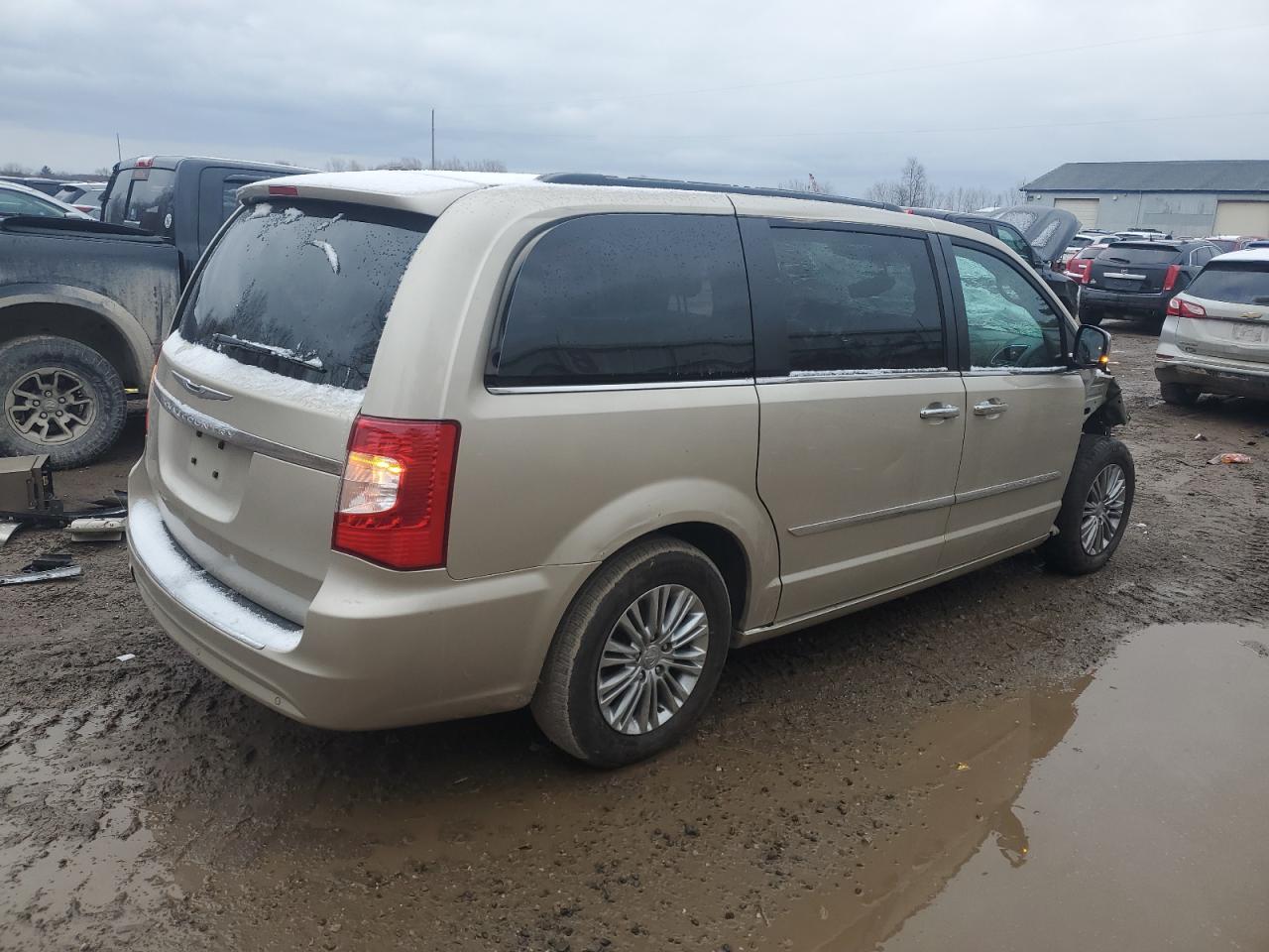 2015 Chrysler Town & Country VIN 2C4RC1CG7FR574137 Copart auction photo, front end / side damage thumbnail 3