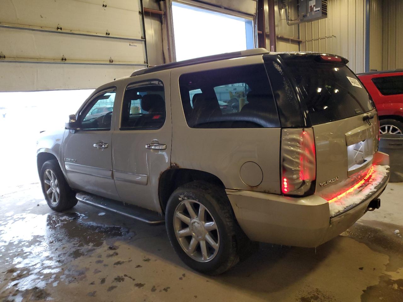 2007 GMC Yukon VIN 1GKFK63857J181873 Copart auction photo, minor dent/scratches damage thumbnail 2