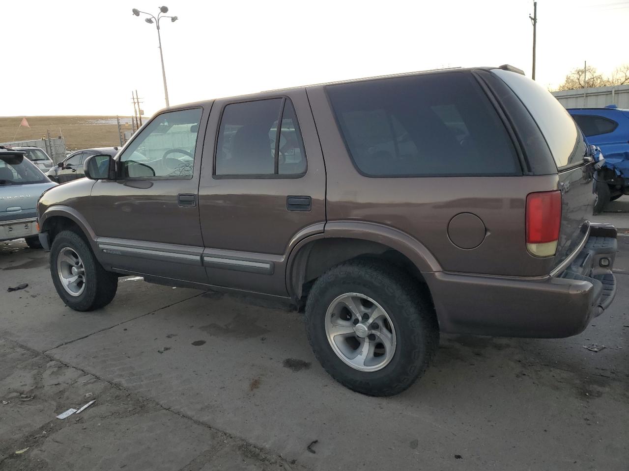 2000 Chevrolet Blazer VIN 1GNCS13W7YK218263 Copart auction photo, front end / hail damage thumbnail 2