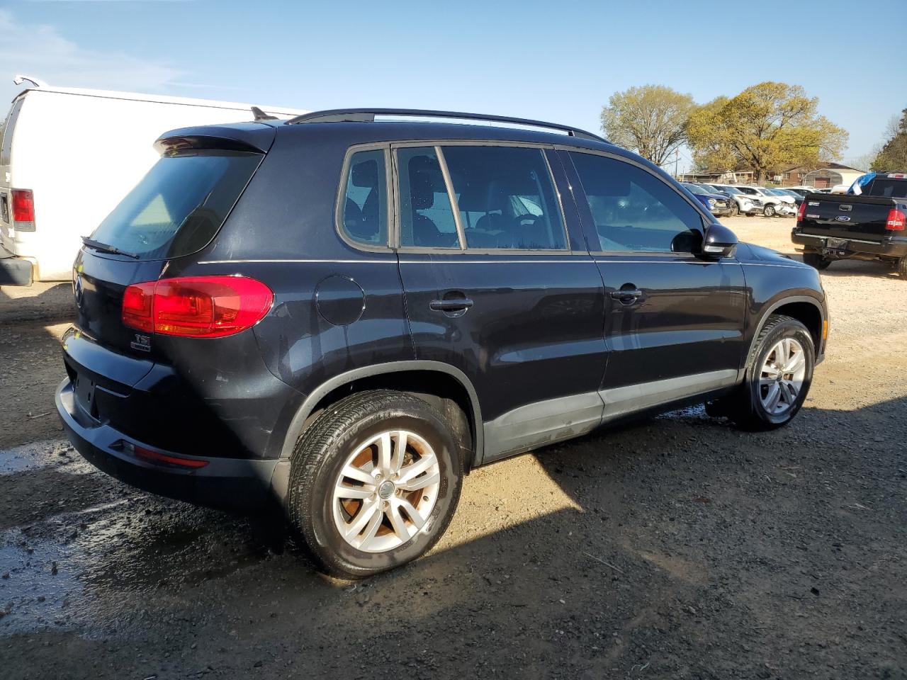 2017 Volkswagen Tiguan VIN WVGBV7AX7HK003956 Copart auction photo, front end / mechanical damage thumbnail 3