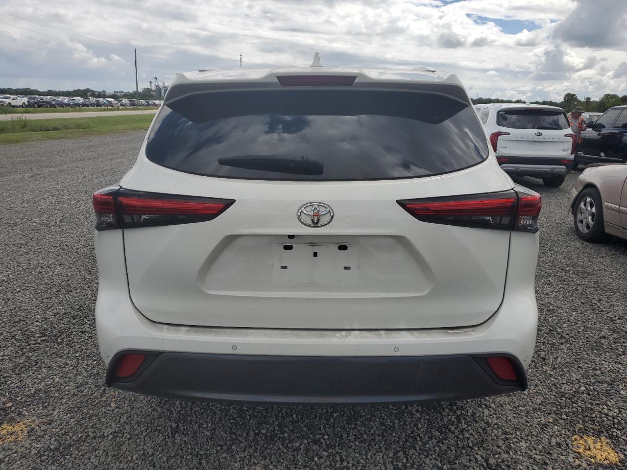 2021 Toyota Highlander VIN 5TDYZRAH1MS073379 Copart auction photo, water/flood / burn - interior damage thumbnail 6