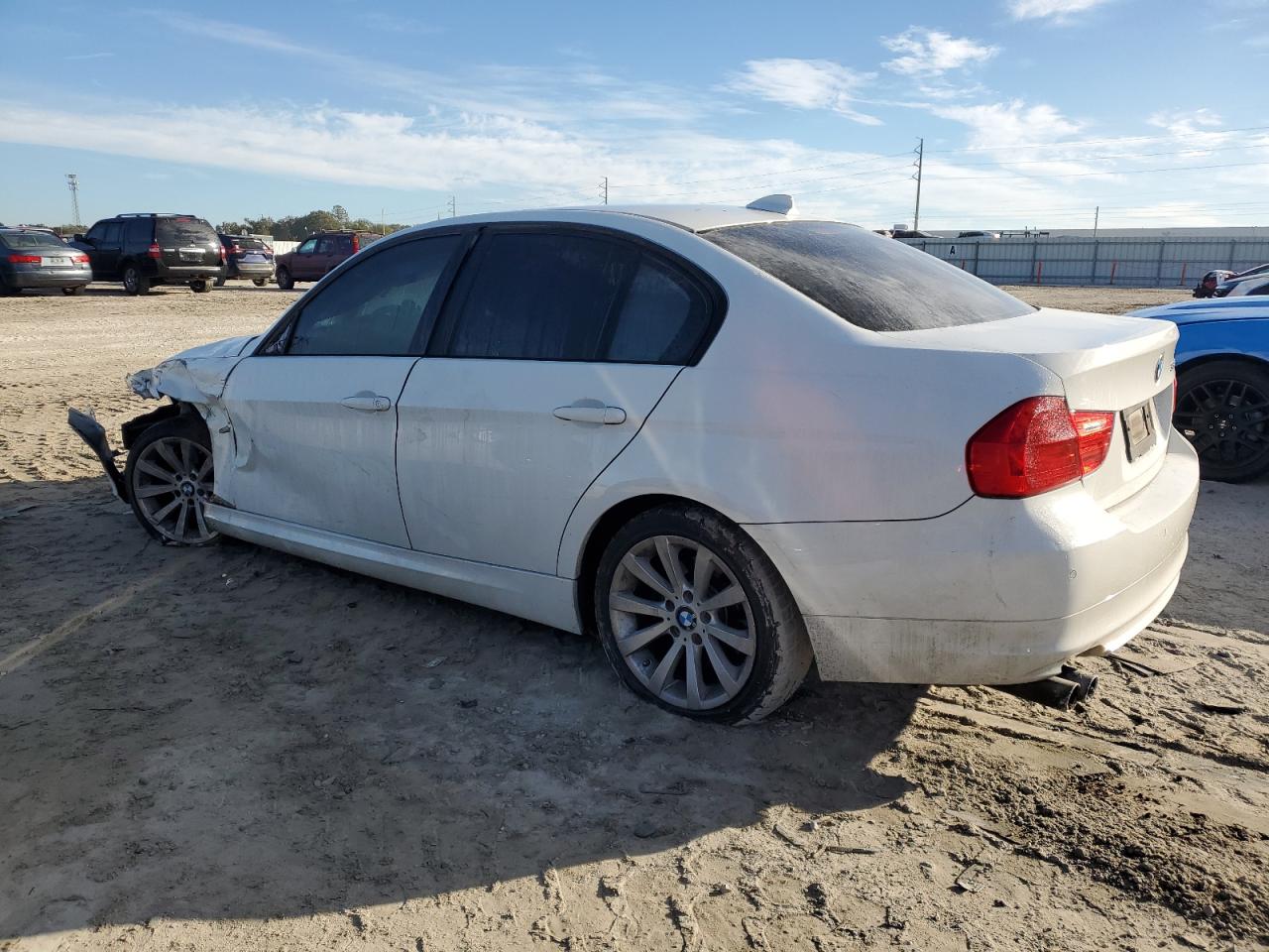 2011 BMW 3er VIN WBAPH7C52BE852568 Copart auction photo, front end / side damage thumbnail 2