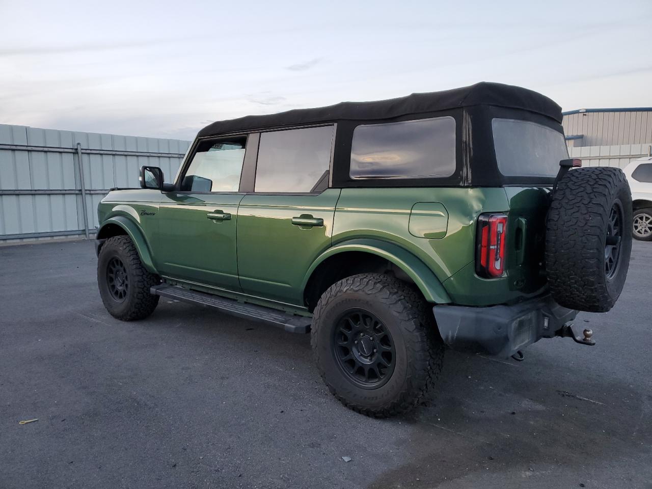 2022 Ford Bronco VIN 1FMEE5DP2NLB03109 Copart auction photo, front end damage thumbnail 2