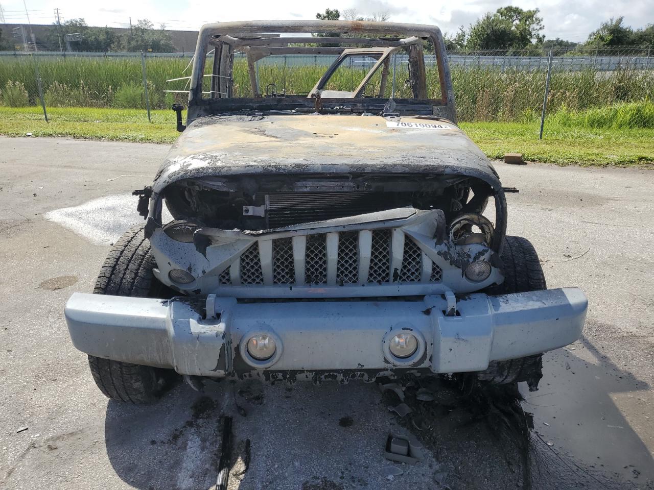 2017 Jeep Wrangler VIN 1C4BJWDG4HL652064 Copart auction photo, burn damage thumbnail 5