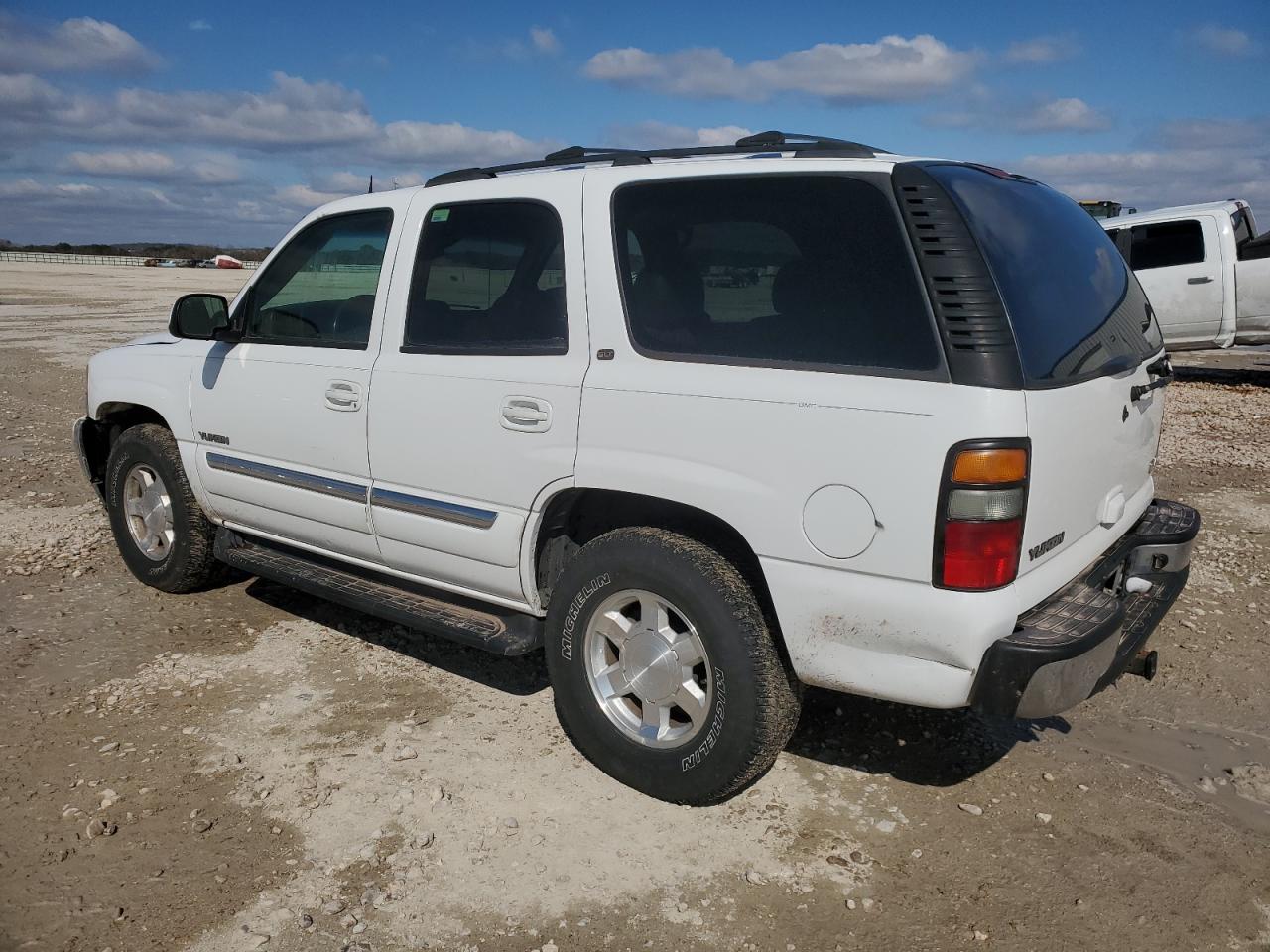2005 GMC Yukon VIN 1GKEK13TX5R118933 Copart auction photo, side / minor dent/scratches damage thumbnail 2