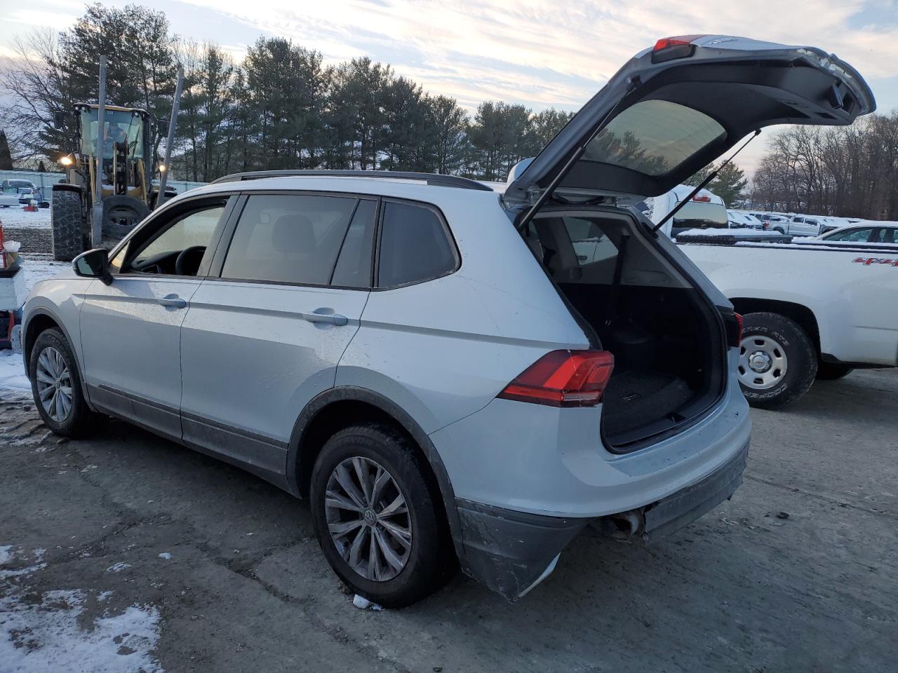 2018 Volkswagen Tiguan VIN 3VV0B7AX8JM094868 Copart auction photo, rear end damage thumbnail 2