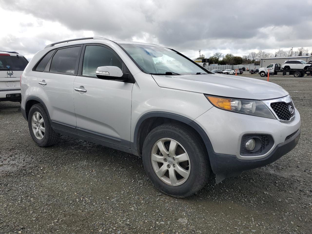 2012 KIA Sorento VIN 5XYKT3A6XCG241986 Copart auction photo, mechanical / minor dent/scratches damage thumbnail 4