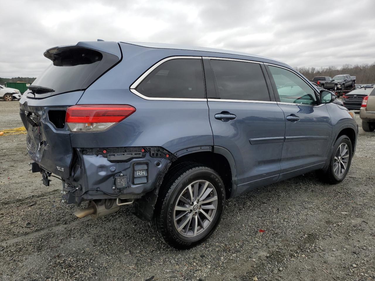 2018 Toyota Highlander VIN 5TDKZRFH9JS285327 Copart auction photo, rear end damage thumbnail 3