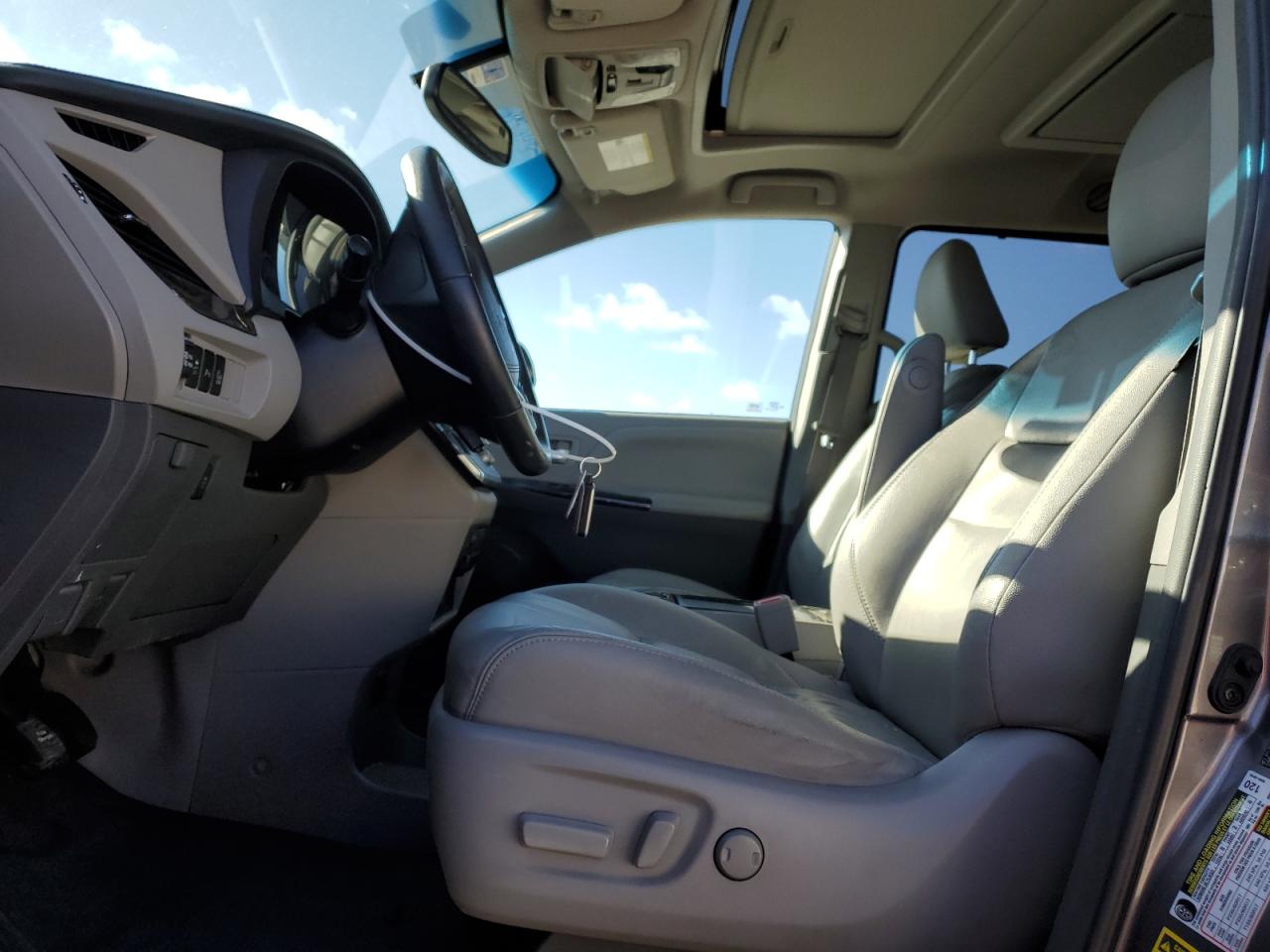 2017 Toyota Sienna VIN 5TDYZ3DC0HS871617 Copart auction photo, rear end / front end damage thumbnail 7