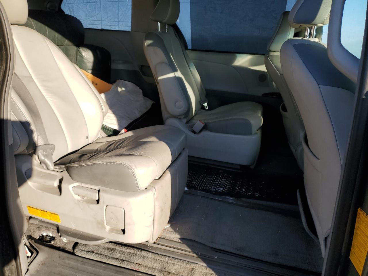 2011 Toyota Sienna VIN 5TDYK3DC4BS047146 Copart auction photo, rear end damage thumbnail 11