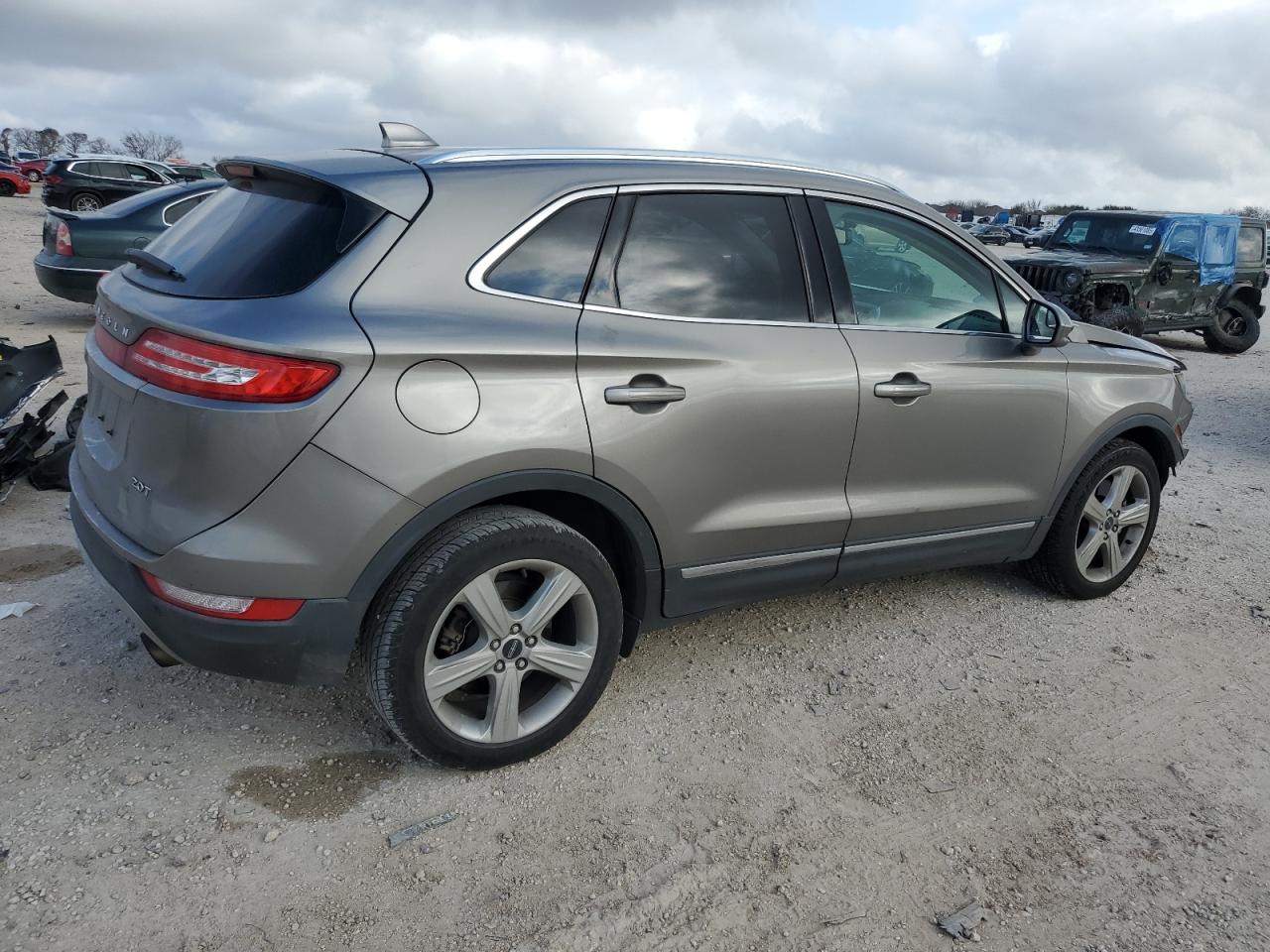 2017 Lincoln MKC VIN 5LMCJ1C92HUL13140 Copart auction photo, front end / minor dent/scratches damage thumbnail 3