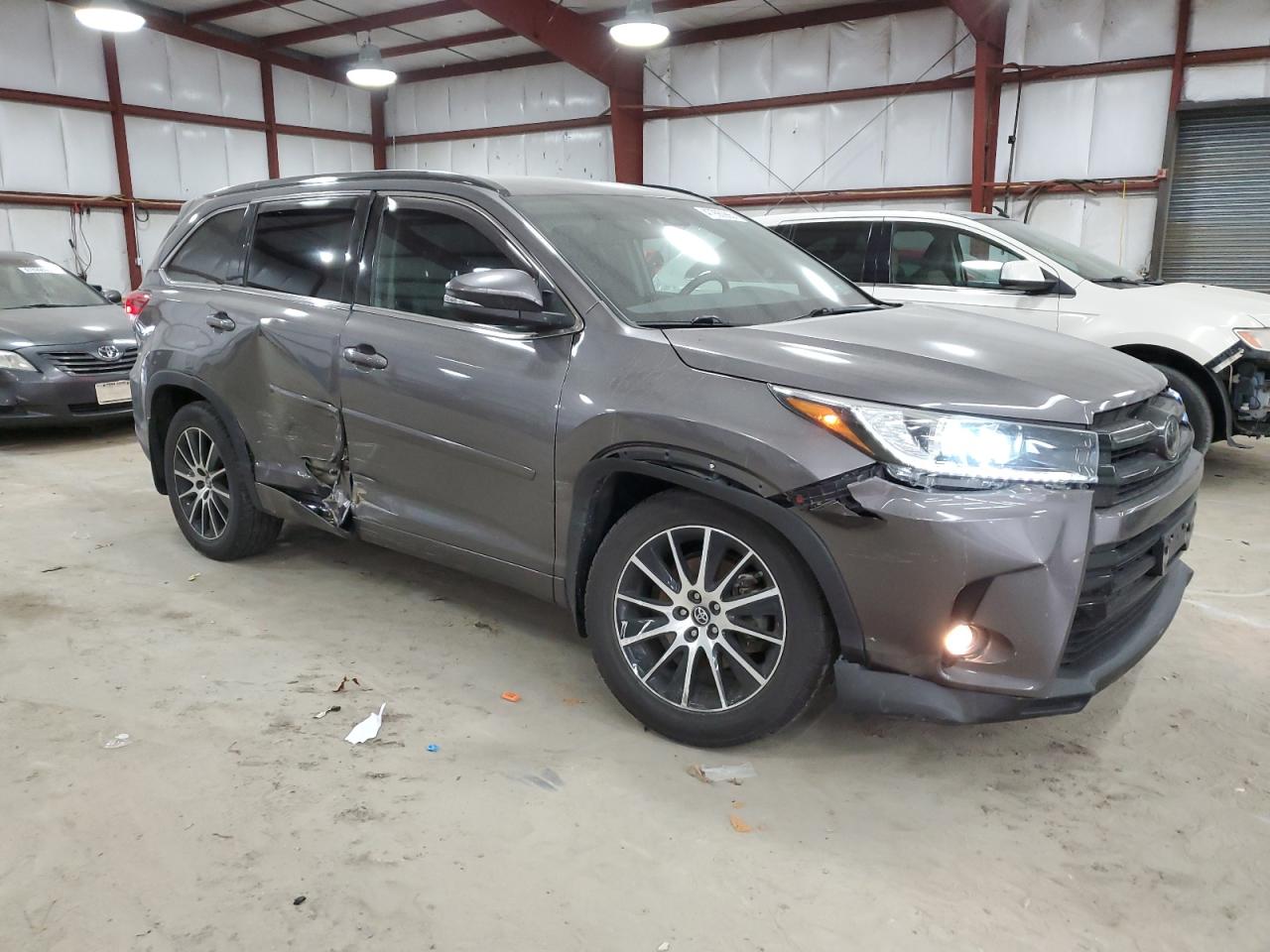 2018 Toyota Highlander VIN 5TDJZRFH5JS839023 Copart auction photo, front end / side damage thumbnail 4