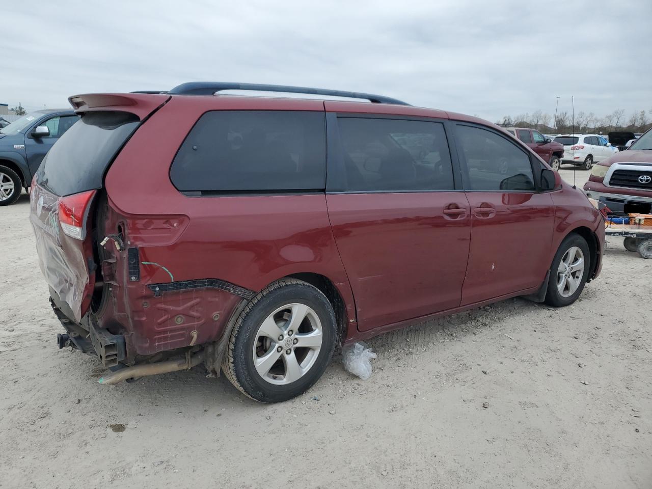 2013 Toyota Sienna VIN 5TDKK3DC1DS316180 Copart auction photo, rear end / minor dent/scratches damage thumbnail 3