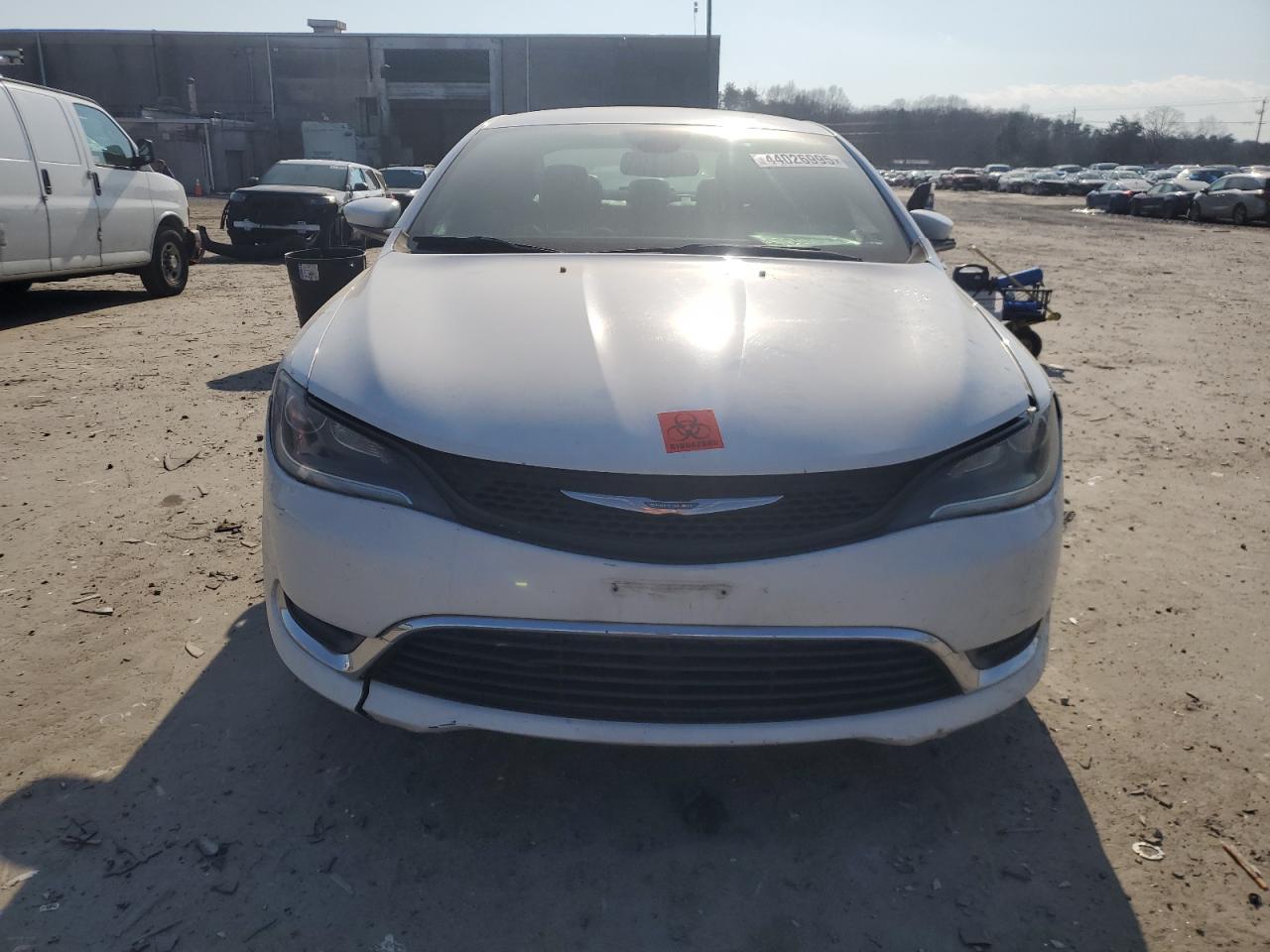 2015 Chrysler 200 VIN 1C3CCCBB3FN615369 Copart auction photo, front end / minor dent/scratches damage thumbnail 5