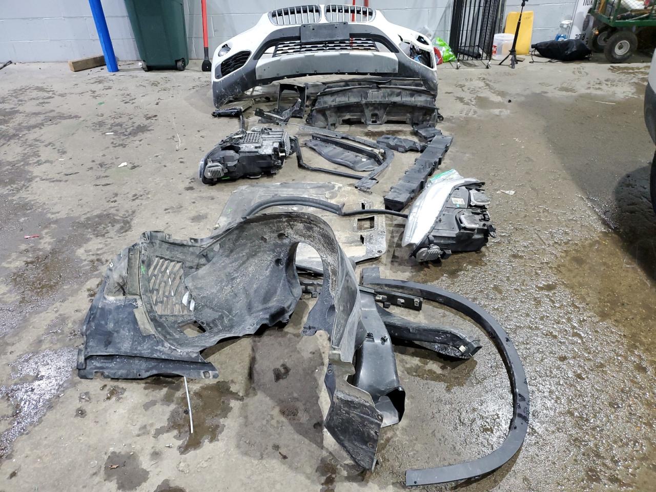 2017 BMW X1 VIN WBXHT3C33H5F85551 Copart auction photo, front end / minor dent/scratches damage thumbnail 13