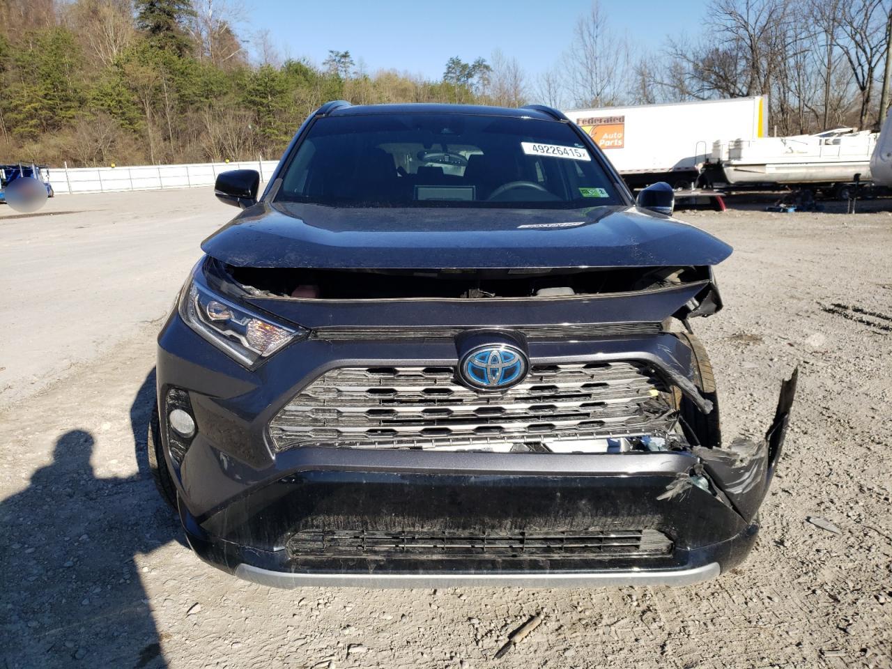2021 Toyota RAV 4 VIN 2T3E6RFV8MW027802 Copart auction photo, front end / side damage thumbnail 5