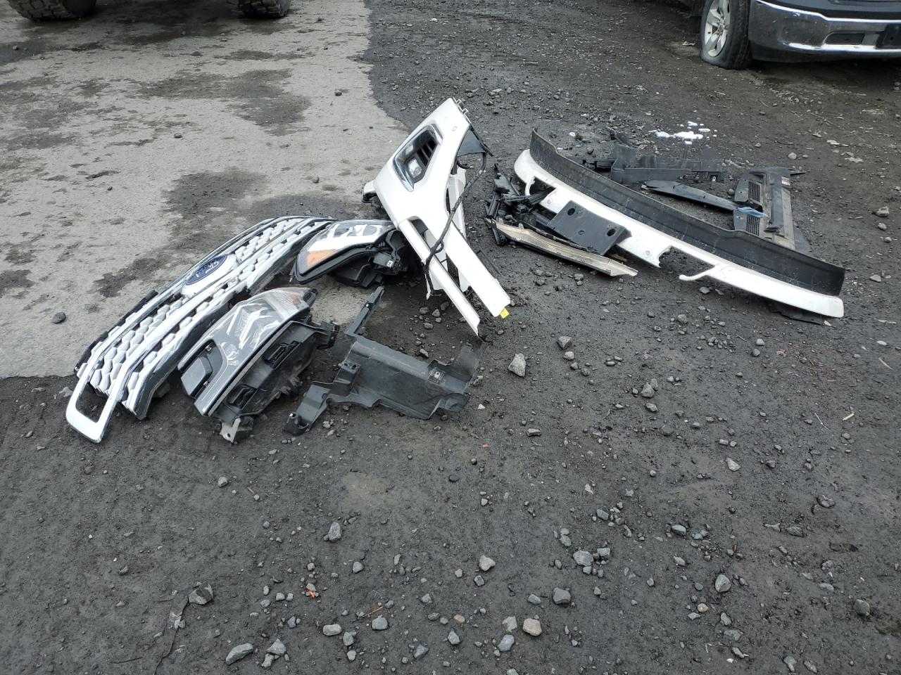 2018 Ford Expedition VIN 1FMJU1MT0JEA02737 Copart auction photo, front end damage thumbnail 13
