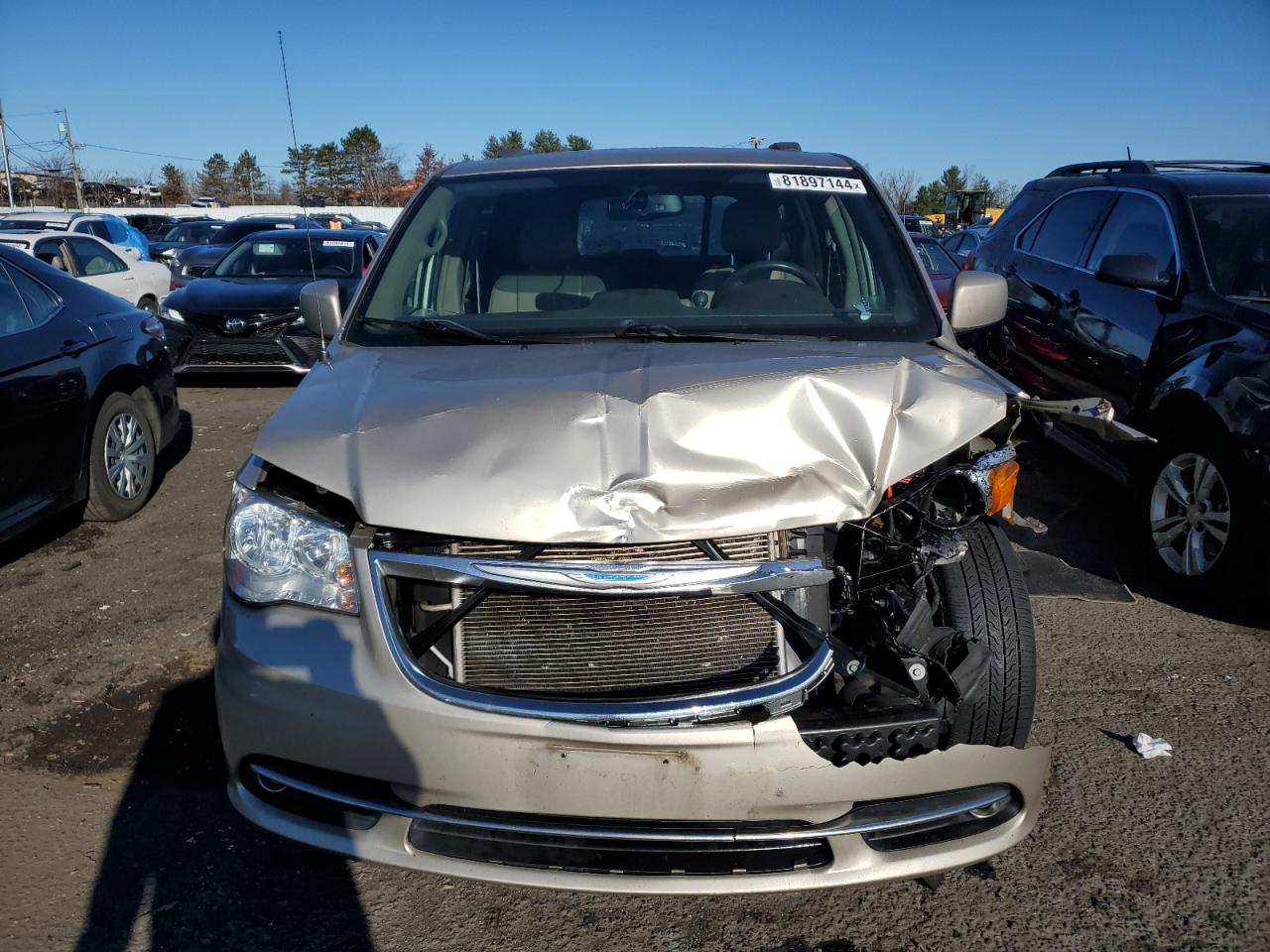 2015 Chrysler Town & Country VIN 2C4RC1BG8FR578330 Copart auction photo, front end / side damage thumbnail 5