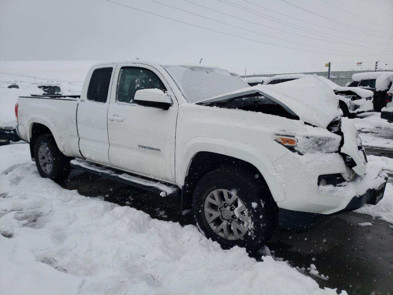 2017 Toyota Tacoma VIN 5TFSZ5AN6HX109104 Copart auction photo, front end / side damage thumbnail 4