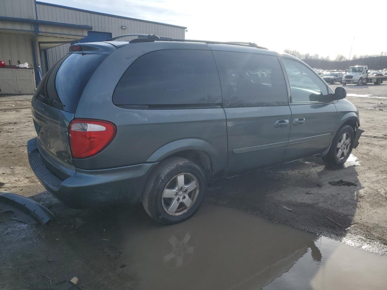 2007 Dodge Caravan VIN 2D4GP44L47R113233 Copart auction photo, front end damage thumbnail 3