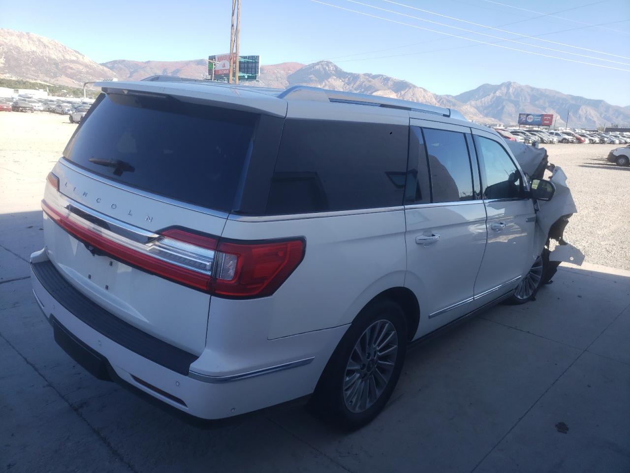 2020 Lincoln Navigator VIN 5LMJJ2NT0LEL07488 Copart auction photo, front end damage thumbnail 3
