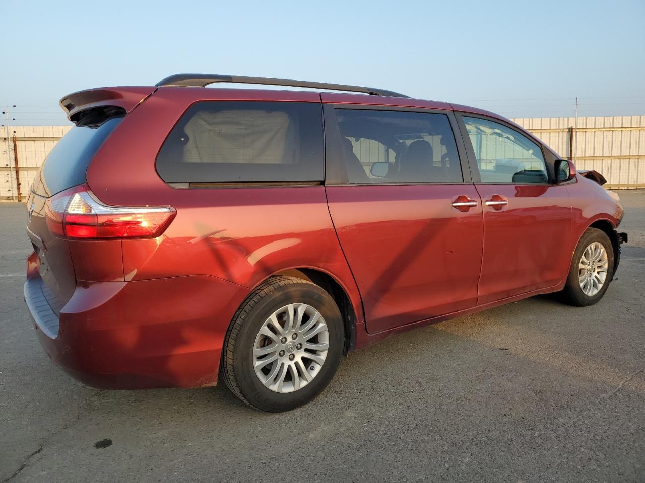 2017 Toyota Sienna VIN 5TDYZ3DC2HS811838 Copart auction photo, front end damage thumbnail 3